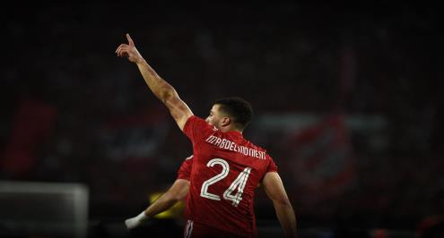 يشعر بتقدير من الجماهير.. الأهلي ينفي العروض الخارجية لمحمد عبد المنعم